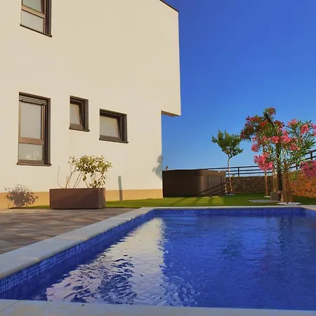House Patrick With Pool, Jacuzzi And Sauna * Kornić