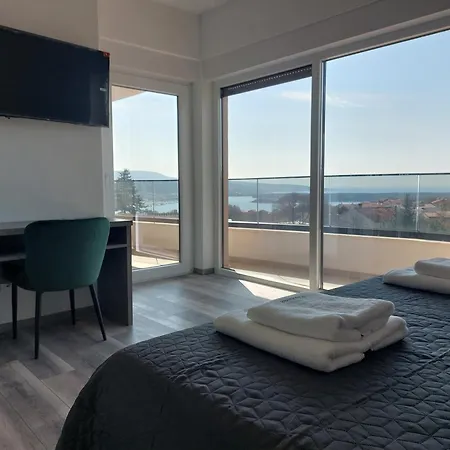 Patrick With Sea View *