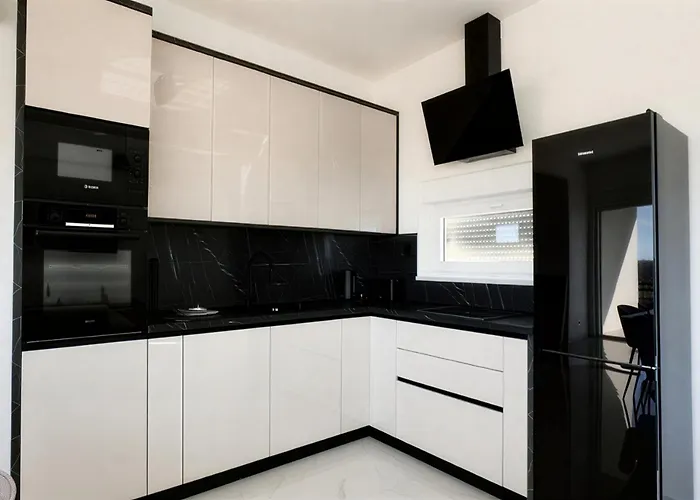 Patrick With Sea View *