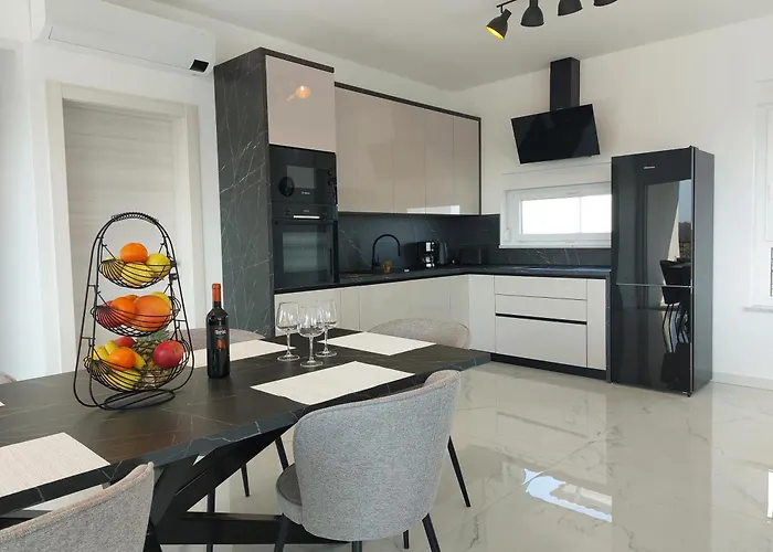 Patrick With Sea View *