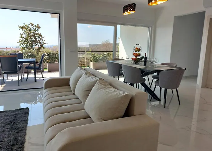 Patrick With Sea View *