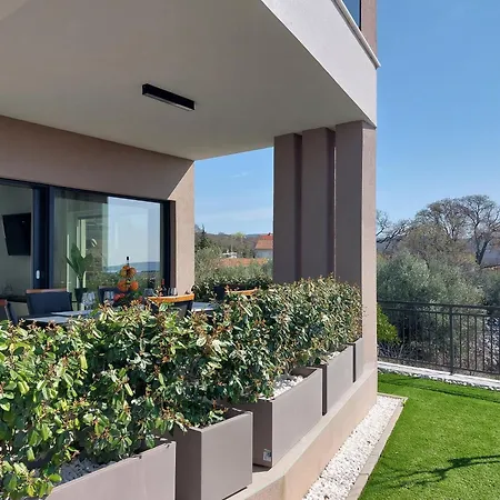 فيلة House Patrick With Pool, Jacuzzi And Sauna Kornić