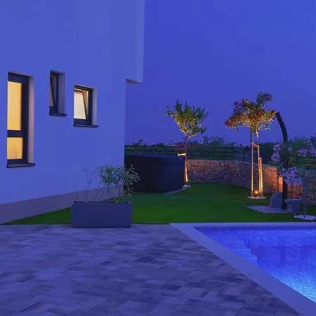 Villa House Patrick With Pool, Jacuzzi And Sauna Kornić