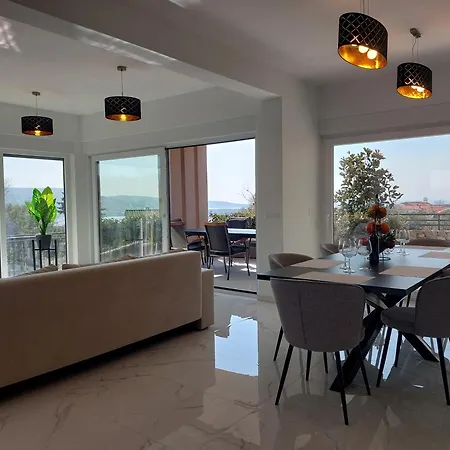 House Patrick With Pool, Jacuzzi And Sauna Vilă